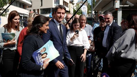 La portavoz del Gobierno de Francia, Prisca Thevenot, junto al primer ministro del pas, Gabriel Attal, en el acto de campaa en la que fue Thevenot y su equipo fueron atacados.