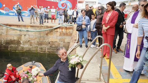 Ofrenda floral en el puerto de Burela