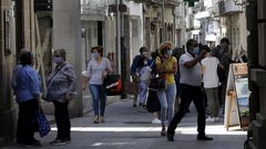 Con mascarillas, como manda la norma anticovid-19, numerosos vecinos llenaban la calle Pastor D�az de Viveiro este martes a mediod�a