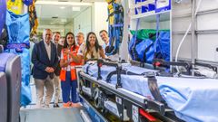 G�mez Caama�o y Mar�a Sampedro atienden las explicaciones de Marta Dorribo (en el centro) sobre el funcionamiento de la nueva ambulancia medicalizada del Barbanza