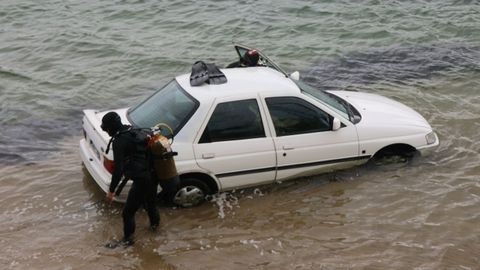 Retirada del turismo robado que apareci� en aguas del barrio de Caranza.