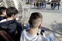 Un grupo de j�venes navegan con sus �smartphones� en la plaza de Amboage. 