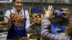 UNA MUJER FOTOGRAFIANDO DOS CENTOLLAS EN LA PLAZA DE LUGO 