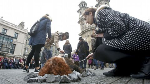 Nin unha mais. Performance de Ana Gesto en la Praza da Peregrina contra la violencia de g�nero