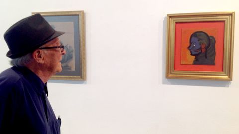 Alejandro Mieres, ante uno de sus retratos de primera etapa