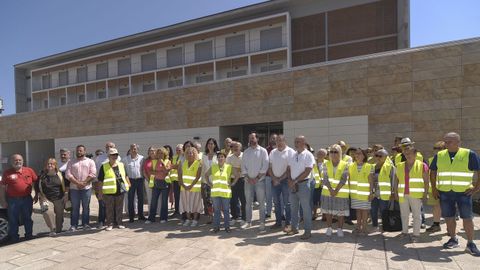 Cargos del PP y vecinos se concentraron ante el edificio de la residencia 