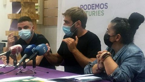 El secretario general de Podemos Asturies, Daniel Ripa, y los portavoces de la formaci�n Cristina Tuero y Francisco Su�rez