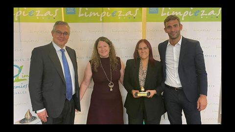 Esperanza Moraa, con el galardn, junto al director de Nortex, Alfonso Carballeda, en la gala de los Premios Nacionales de la Limpieza