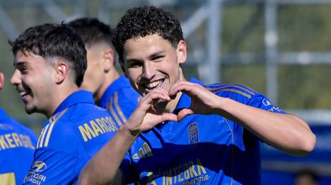 Lucas Anta��n celebra un gol con el Vetusta