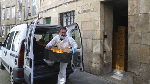 Cocina Econ�mica de Santiago reparte comida para personas necesitadas