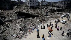 En los pocos minutos que dur� la tregua, los palestinos pudieron recoger algunas pertenencias de sus derruidos hogares. 