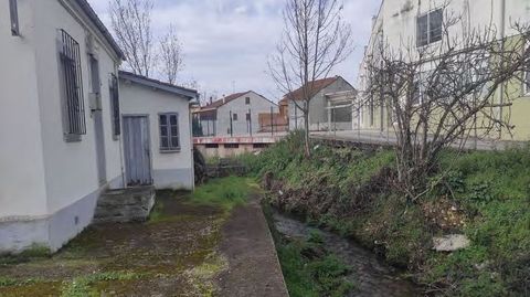 El tercer edificio de uso residencial a derribar (a la izquierda) est� en un camino que sigue el arroyo Malloadas entre la calle Sarria y el final del corredor en el edificio de Correos
