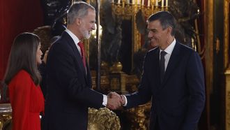 Los reyes Felipe y Letizia reciben al presidente del Gobierno, Pedro Snchez, a su llegada a la recepcin en el Palacio Real