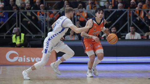 Caio Pacheco maneja el bal�n ante Ingus Jakovics en el parqu� del Coliseum