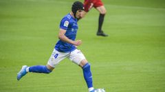 Luismi golpea un bal�n en el partido ante el Mirand�s