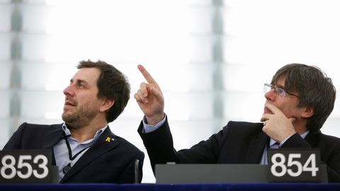 El exconsejero catalan huido Toni Com�n y el expresidente Puigdemont, en su estreno en el Europarlamento, donde este �ltimo ret� a los socialistas a ver si votan a favor o no de la suspensi�n de su inmunidad despu�s de que S�nchez abogase por �no seguir judicializando la pol�tica�