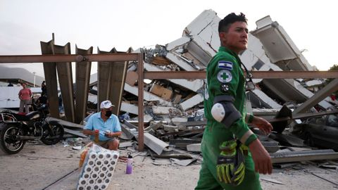 Un vecino y un rescatista voluntario en La Guaira.