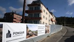 El residencial se encuentra al pie de la carretera nacional, en San Miguel de Reinante, junto a los llamados Colexios Vellos