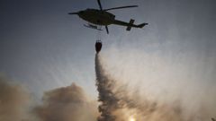 Imagen de archivo de un helic�ptero en labores de extinci�n de un incendio.