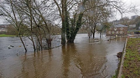 Inundaciones. La crecida del r�o Mi�o, que ha crecido un 514% en una semana, aneg� las inmediaciones del restaurante O Mu��o y la senda peatonal en Lugo (en la imagen).