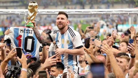 Foto de archivo de Messi celebrando la Copa del Mundo en Catar.