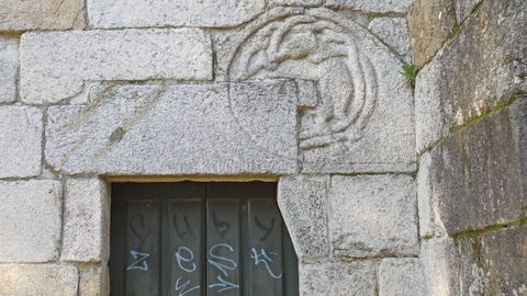 Detalla de la puerta sur de la iglesia de Bembrive