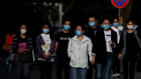 Foto de ciudadanos chinos caminando por Pekn