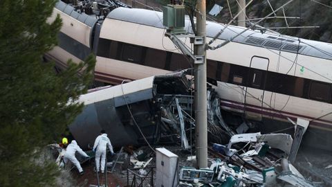 Agentes de la Guardia Civil buscan restos y evidencias este lunes en Aldamuz (C�rdoba), donde descarrilaron dos trenes de alta velocidad con medio millar de personas a bordo.