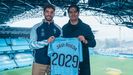 Javi Rueda, con Marco Garcés, tras formalizar su renovación con el Celta.