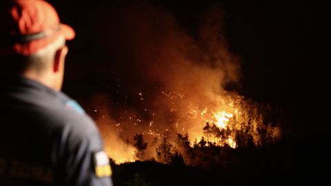 Los bomberos han conseguido extinguir casi todos los fuegos activos en los distintos  territorios