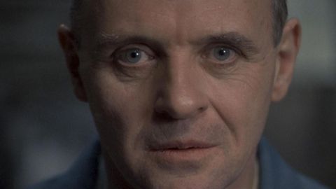 Anthony Hopkins interpreta a Hannibal Leckter en El silencio de los corderos.