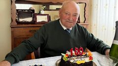 Amador Lpez, este lunes en su casa con una tarta de cumpleaos.