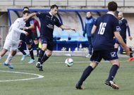 El jugador lemista, Quini Cotarelo, conduce el bal�n el domingo en el campo de Ribela. 