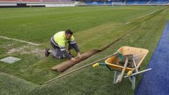 Los operarios que trabajan en la conservacin del campo de O Couto cuidan su superficie con vistas a los prximos partidos