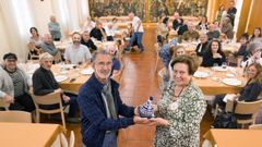 Elvira Furelos, subgobernanta del pazo de Mariñán, recibe un obsequio de un representante de la Asociación de Directores de Escena de España con motivo de su jubilación después de casi 50 años de servicio en el histórico edificio