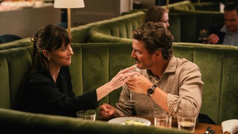 Dakota Johnson y Pedro Pascal, en una escena del filme.