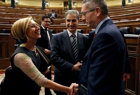 Rosa D�ez felicita a Gallard�n tras aceptar su propuesta el pasado mi�rcoles en el Congreso.