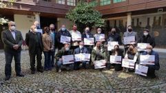 Los bodegueros premiados en la �ltima cata posan con sus diplomas en el Centro do Vi�o 
