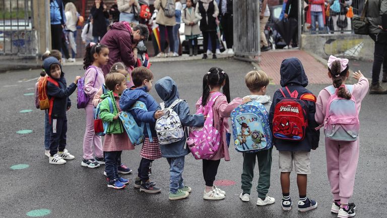 Alumnos de infantil y primaria del colegio p�blico La Er�a de Oviedo en el inicio del nuevo curso