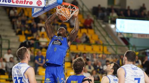 Kingsley Okanu anotando en el Pazo ante el Palencia, en el anterior partido en casa