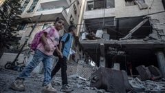 Dos ni�os pasan entre los escombros de Gaza
