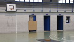 El muro se derrumb� en el vestuario masculino del pabell�n del instituto