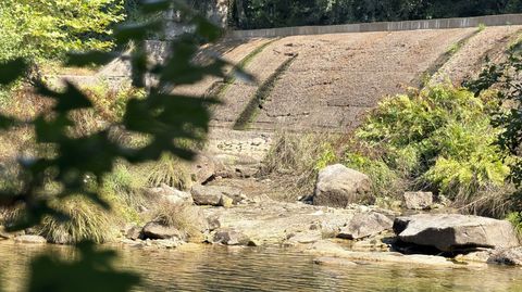 El L�rez ya no desborda la presa de Bora, en Pontevedra, como lo hac�a en abril