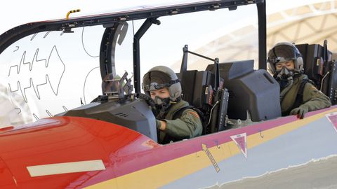 La Princesa de Asturias ha realizado su primer vuelo en solitario en la Academia General del Aire y del Espacio de San Javier (Murcia) pilotando el avi�n Pilatus PC-21, la denominada 'suelta', cuando se cumple su cuarto mes de instrucci�n como alf�rez. 