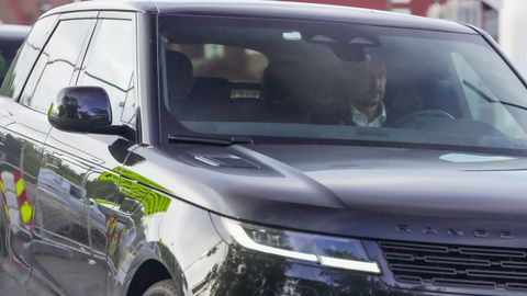 El rey Haakon abandona el hospital de Oslo conduciendo su propio coche tras la ceremonia de su proclamaci�n como rey, a la que no pudo asistir Mette-Marit por problemas de salud tras su reciente trasplante de pulm�n