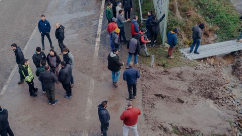 Los manifestantes abrieron el vallado lateral de la autov�a
