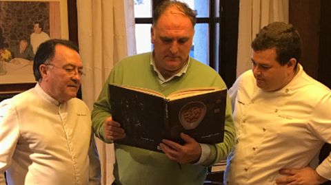 Los Mor�n, padre e hijo, junto a Jos� Andr�s, que hojea el libro premiado