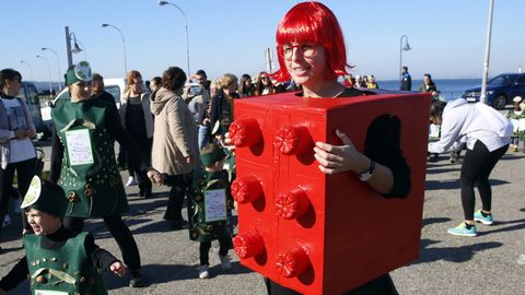 El colegio San Tom� desfilo por las calles de Cambados
