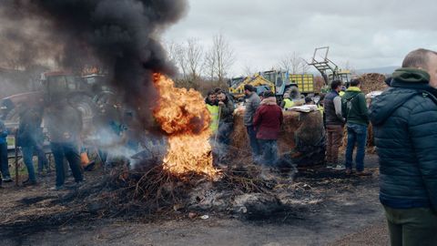 Los agricultores y ganaderos hicieron hogueras con rulos de paja, ruedas y ramas de �rboles