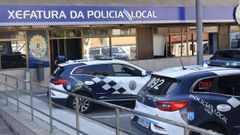 Coches de la Polic�a Local aparcados en la sede del cuerpo.